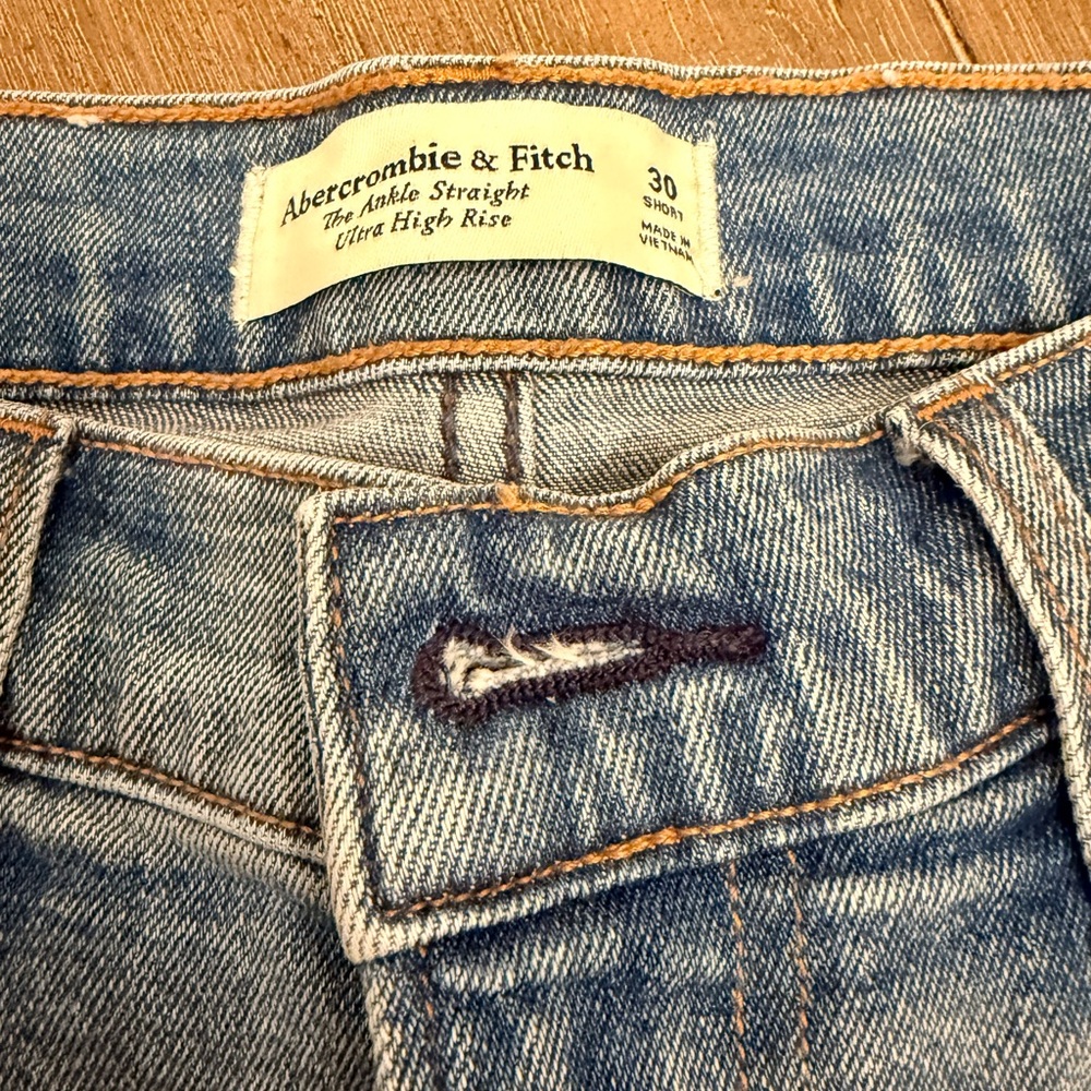 Abercrombie & Fitch Women's Light Blue Ankle Jeans